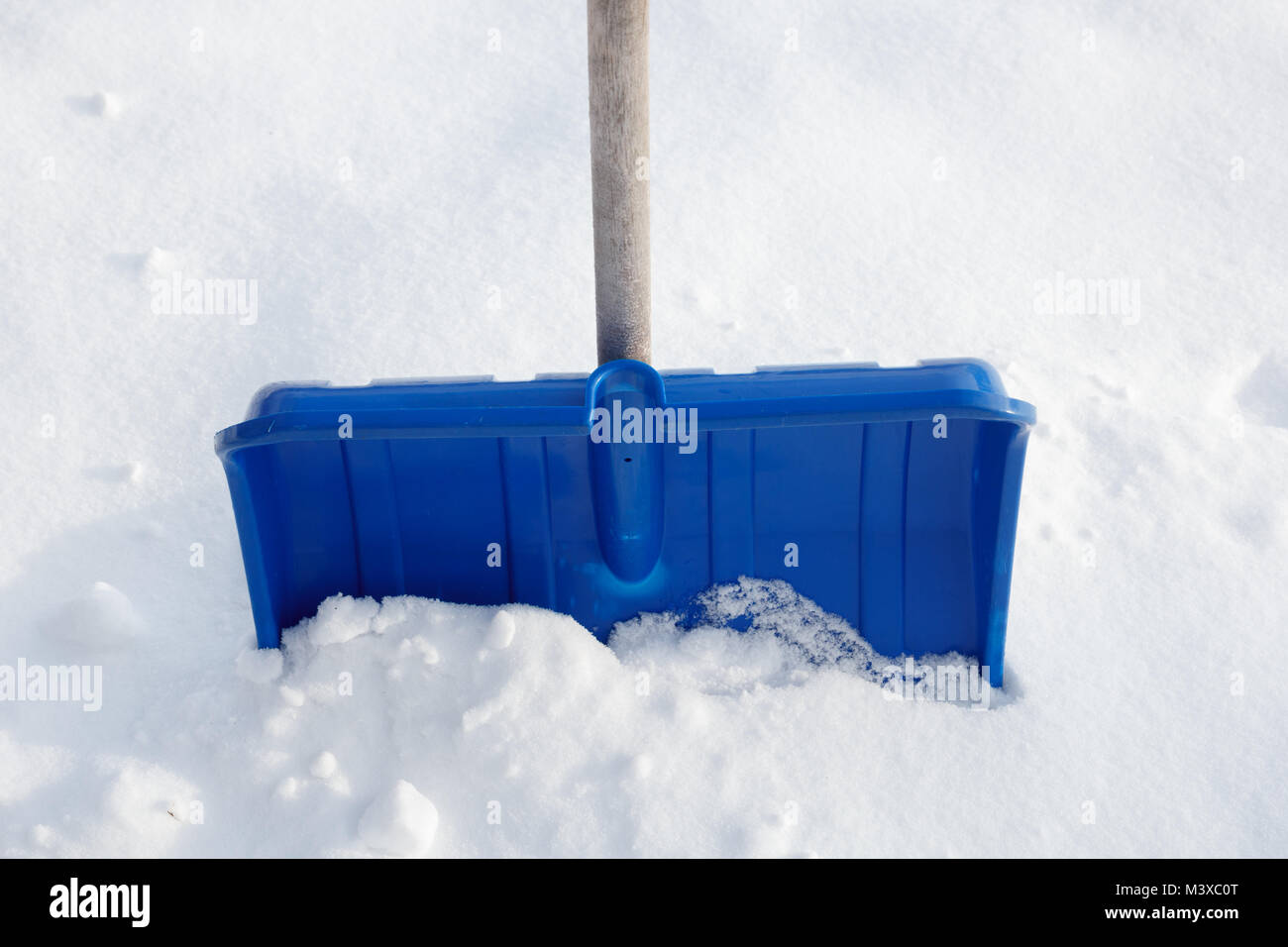 Blue snow shovel hi-res stock photography and images - Alamy