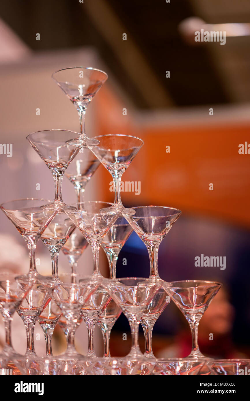 Pyramide De Champagne Glasses Avec De La Vapeur De Glace Carbonique Image  stock - Image du cocktail, festif: 66239021