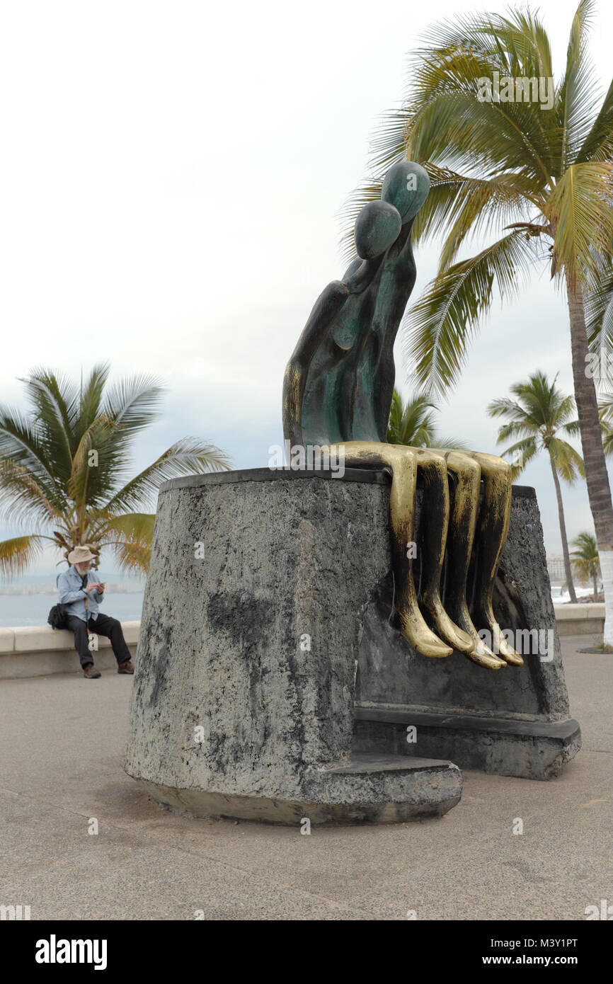 'Nostalgia' is an iconic bronze rendering of a couple looking out to sea along the malecon in Puerto Vallarta, Mexico Stock Photo