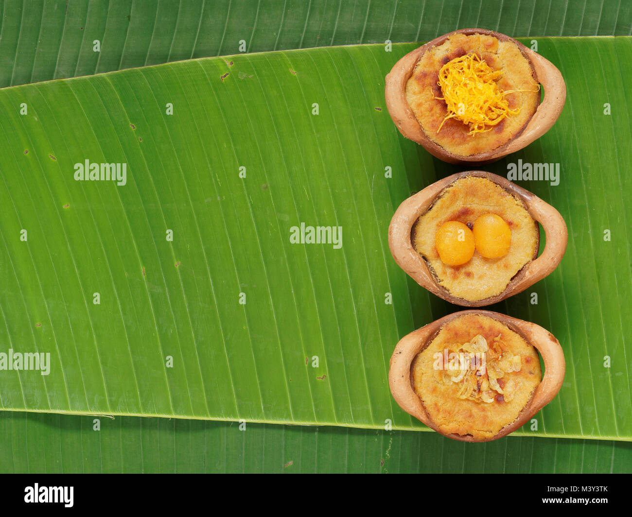 Thai coconut custard pudding dessert, Maw Gaeng, in clay pot on banana leaf background Stock Photo