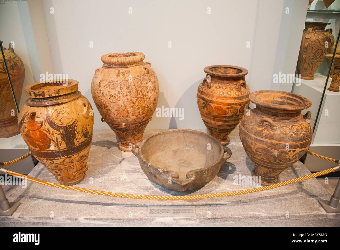 Statue de la déesse en terre cuite Minoan Postpalatial aux bras levés,  sanctuaire Karphi 1200-1100 av. J.-C., Musée archéologique d'Héraklion,  fond gris. T Photo Stock - Alamy