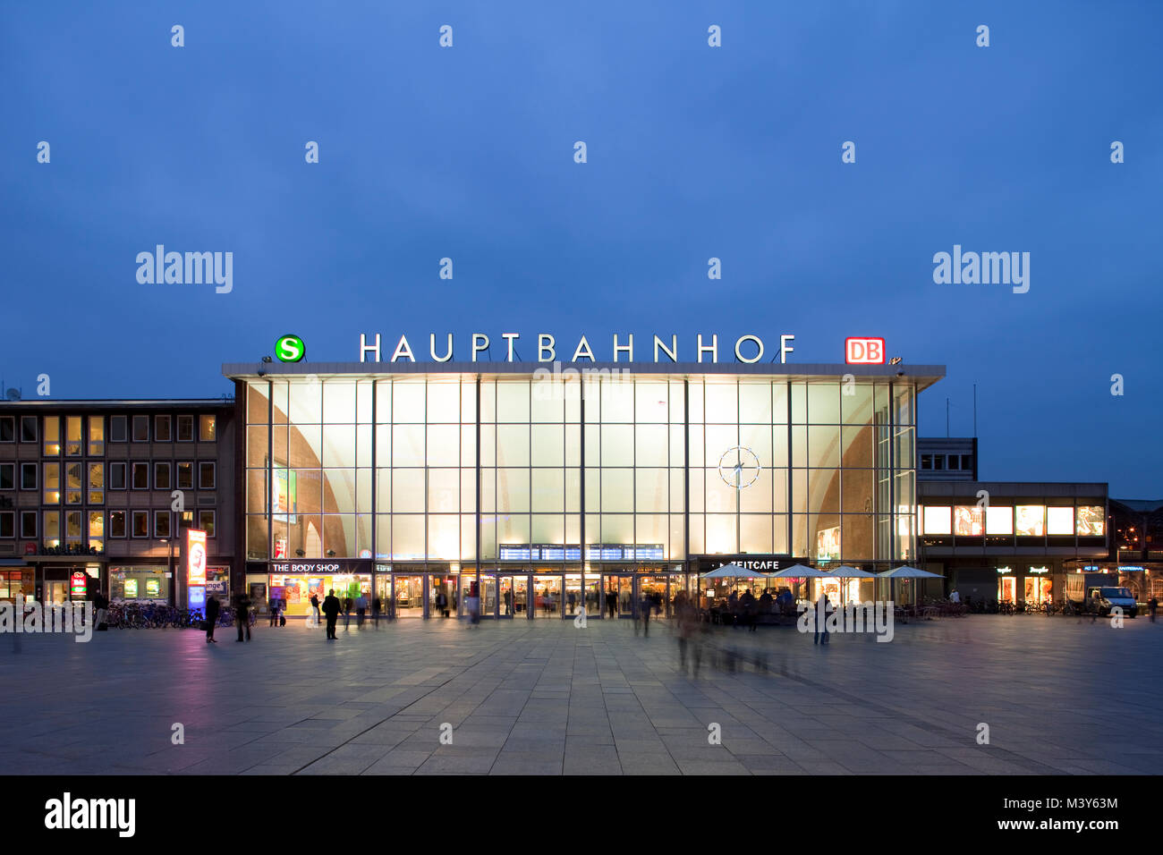 Night view of the Cologne central station in Germany Stock Photo Alamy Night view of the Cologne central station in Germany Stock Photo Alamy