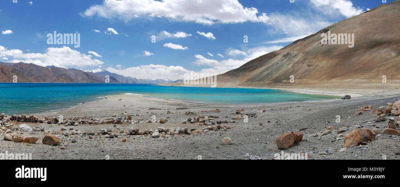 India, Jammu and Kashmir, Ladakh, Changtang, Pangong Tso, Car in the vastness, Pangong lake Stock Photo