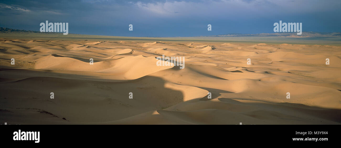 Mongolia, Omnogov Province, Gobi National Park, Gobi Desert, Khongoryn Els Dune Stock Photo