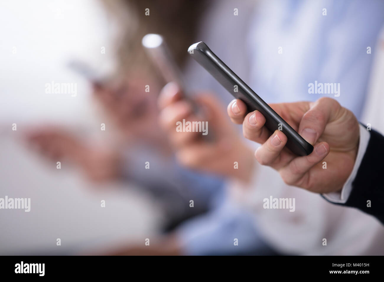 Hands holding smart phones hi-res stock photography and images - Alamy