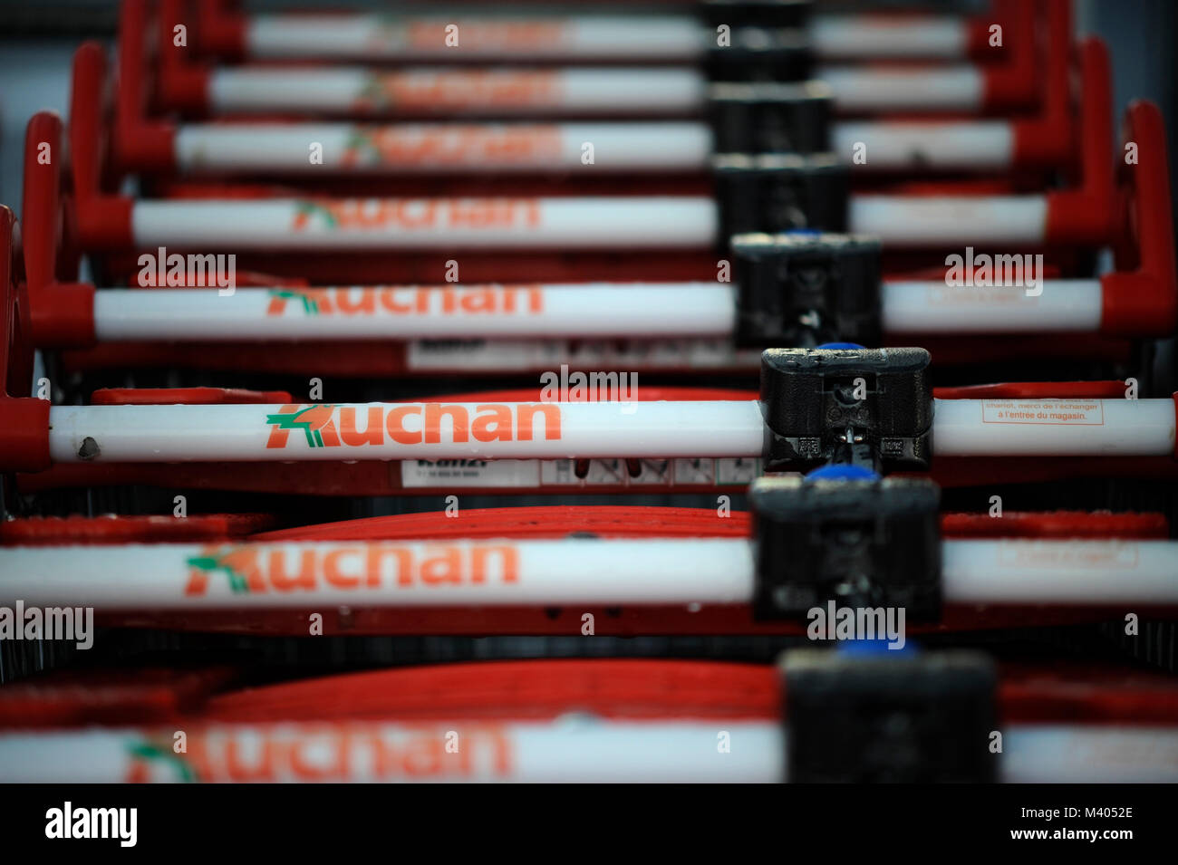 AUCHAN SUPERMARKET TROLLEY - SUPERMARKET TROLLEY - EINKAUFSWAGEN - A LINE OF SHOPPING TROLLEY - LARGE RETAILERS - FRENCH TRADEMARK © Frédéric BEAUMONT Stock Photo