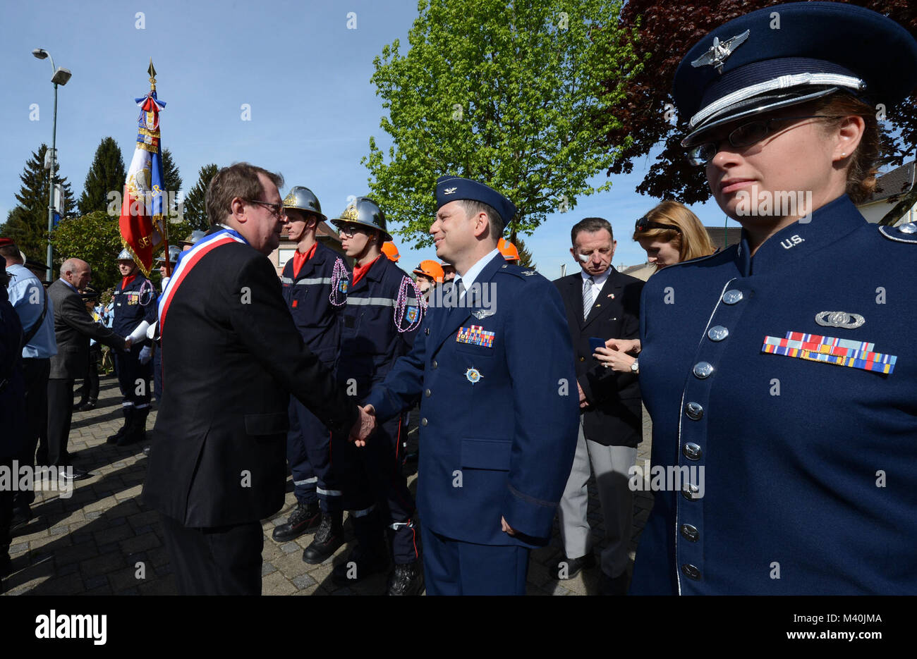 Mayor Alain Becker, the mayor of Schoeneck (left), shacks hands with ...