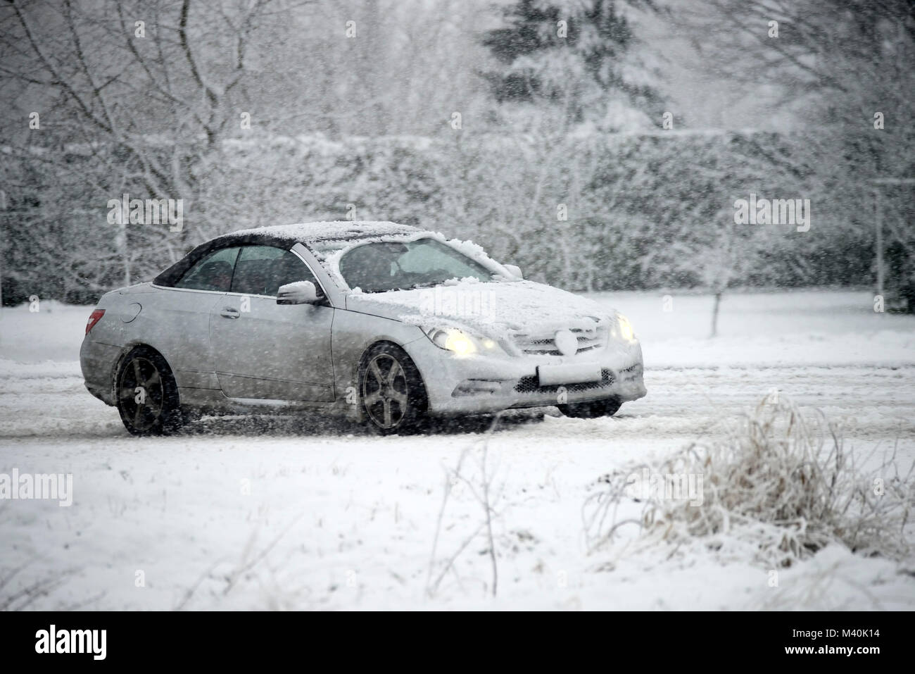 Onset of winter in Hamburg, snowy car on the road, Wintereinbruch in Hamburg, verschneites Auto auf der Straße Stock Photo