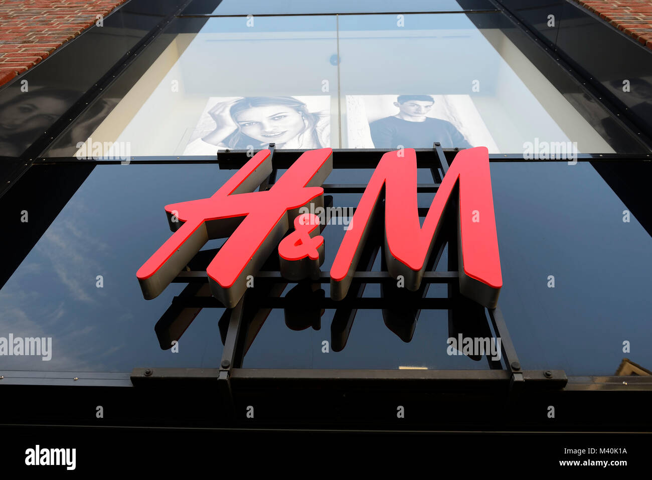 Sign at a branch of the H&M Fashion Group in Hamburg, Schild an einer Filiale des Modekonzerns H&M in Hamburg Stock Photo
