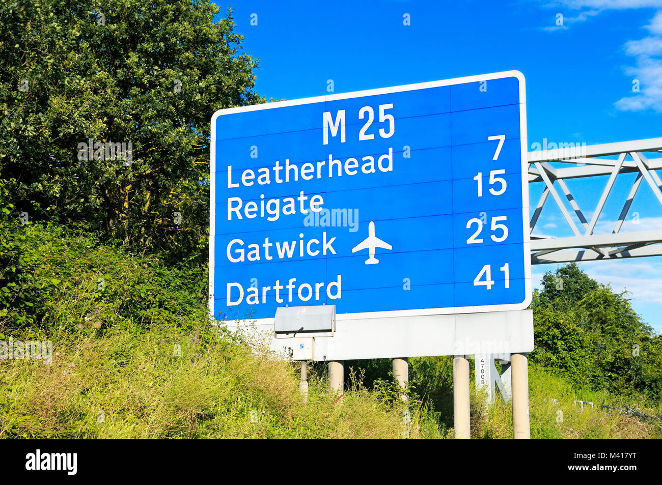M25 motorway sign around Junction 10 showing distances to Leatherhead, Reigate, Gatwick and Dartford Stock Photo