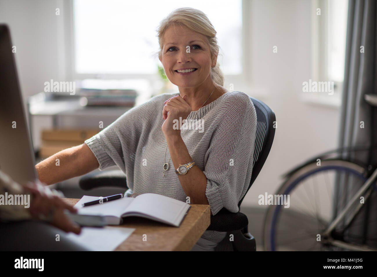 Mature business woman office desk hi-res stock photography and images ...