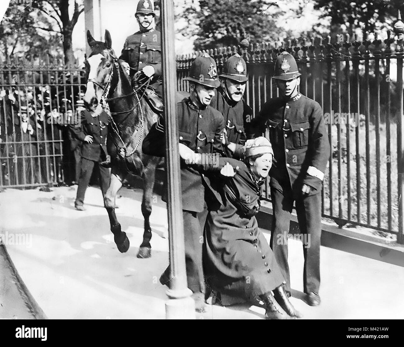 SUFFRAGETTE being arrested outside Buckingham Palace in 1914 Stock Photo