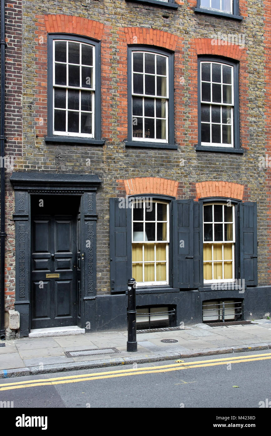 Old building entrance in London neighborhood Stock Photo - Alamy