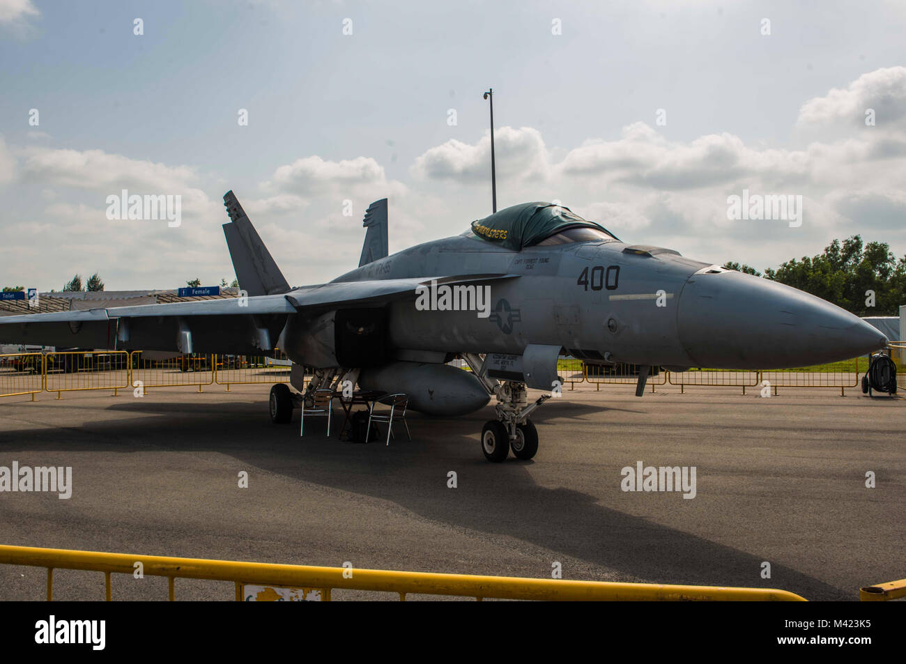 180208-N-FV739-042  CHANGI, Singapore (Feb. 8, 2018) - An F/A-18F Super Hornet assigned to the 'Dambusters' of Strike Squadron (VFA) 195 is set for display at the Singapore Air Show at Changi Exhibition Center. The show was an opportunity for the U.S. to demonstrate flexible combat capabilities and to deter adversaries, while reassuring allies and partners. (U.S. Navy photo by Mass Communication Specialist 3rd Class Christopher A. Veloicaza) Stock Photo