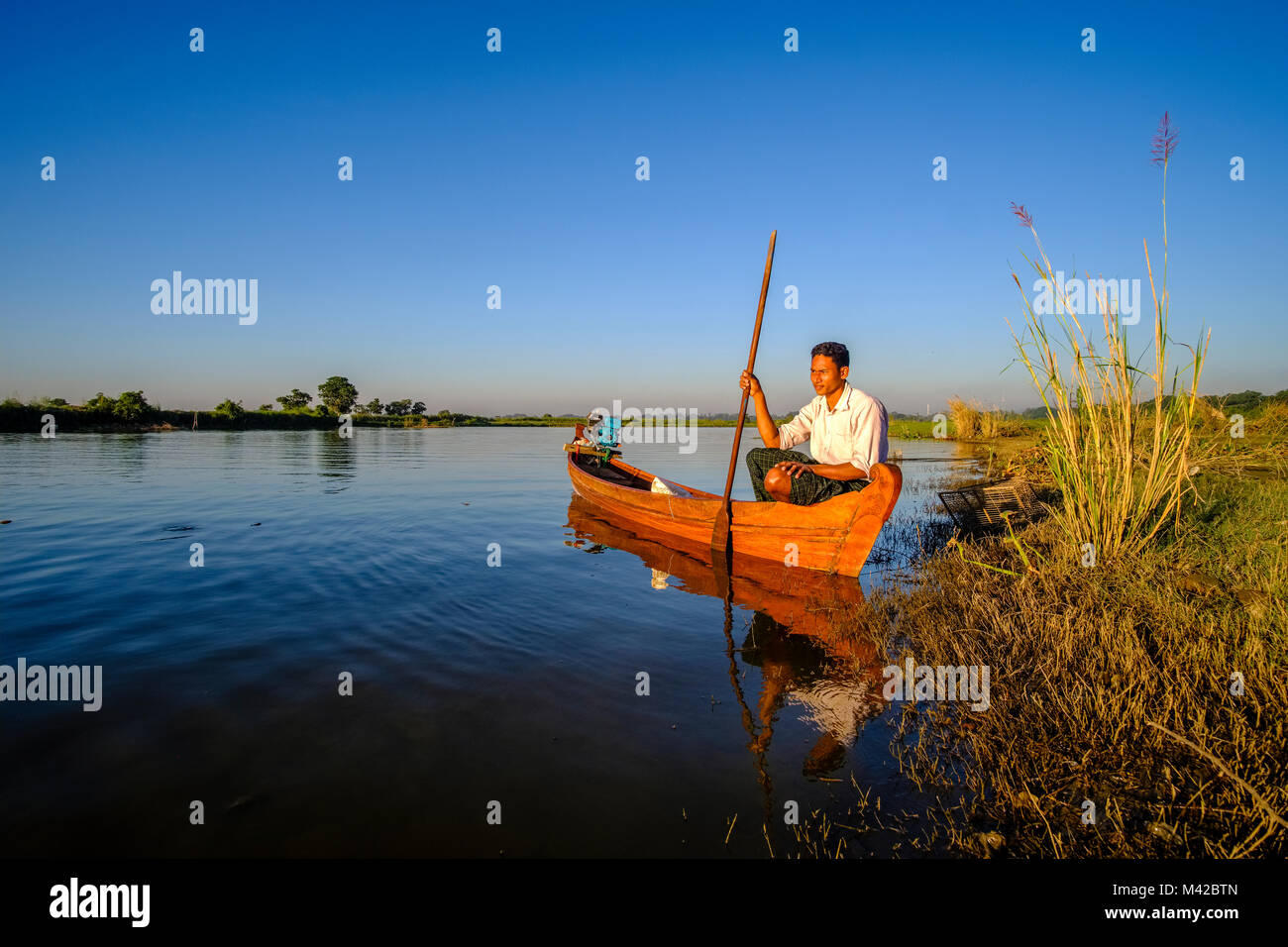 Fisherman in boat on lake hi-res stock photography and images - Alamy