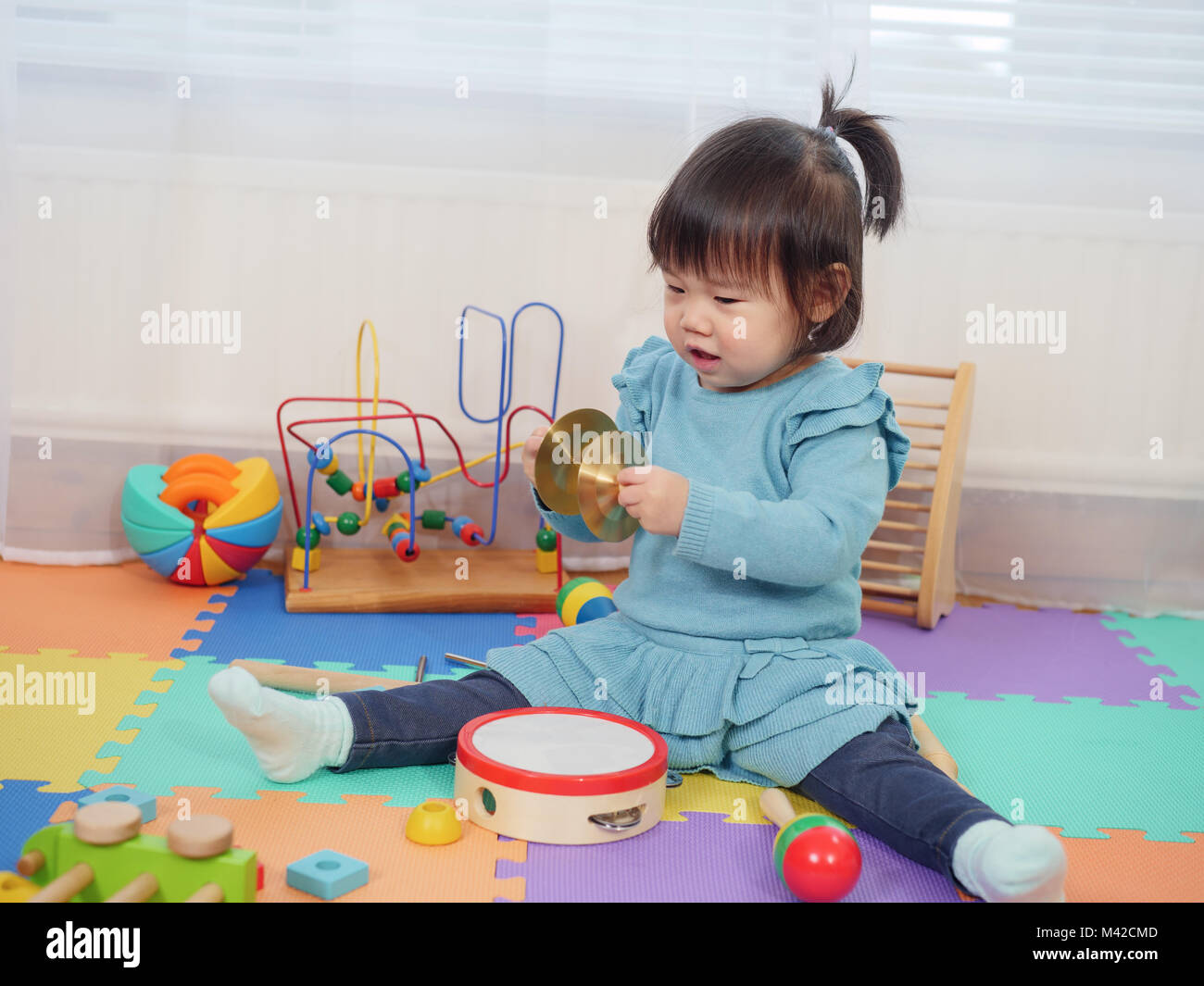 Finger cymbals hires stock photography and images Alamy