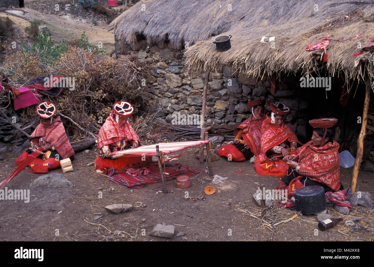Peru. Huilloc or Willoc. Near Ollantaytambo and Cusco, Cuzco, Women weaving in traditional clothing on countryside. Stock Photo