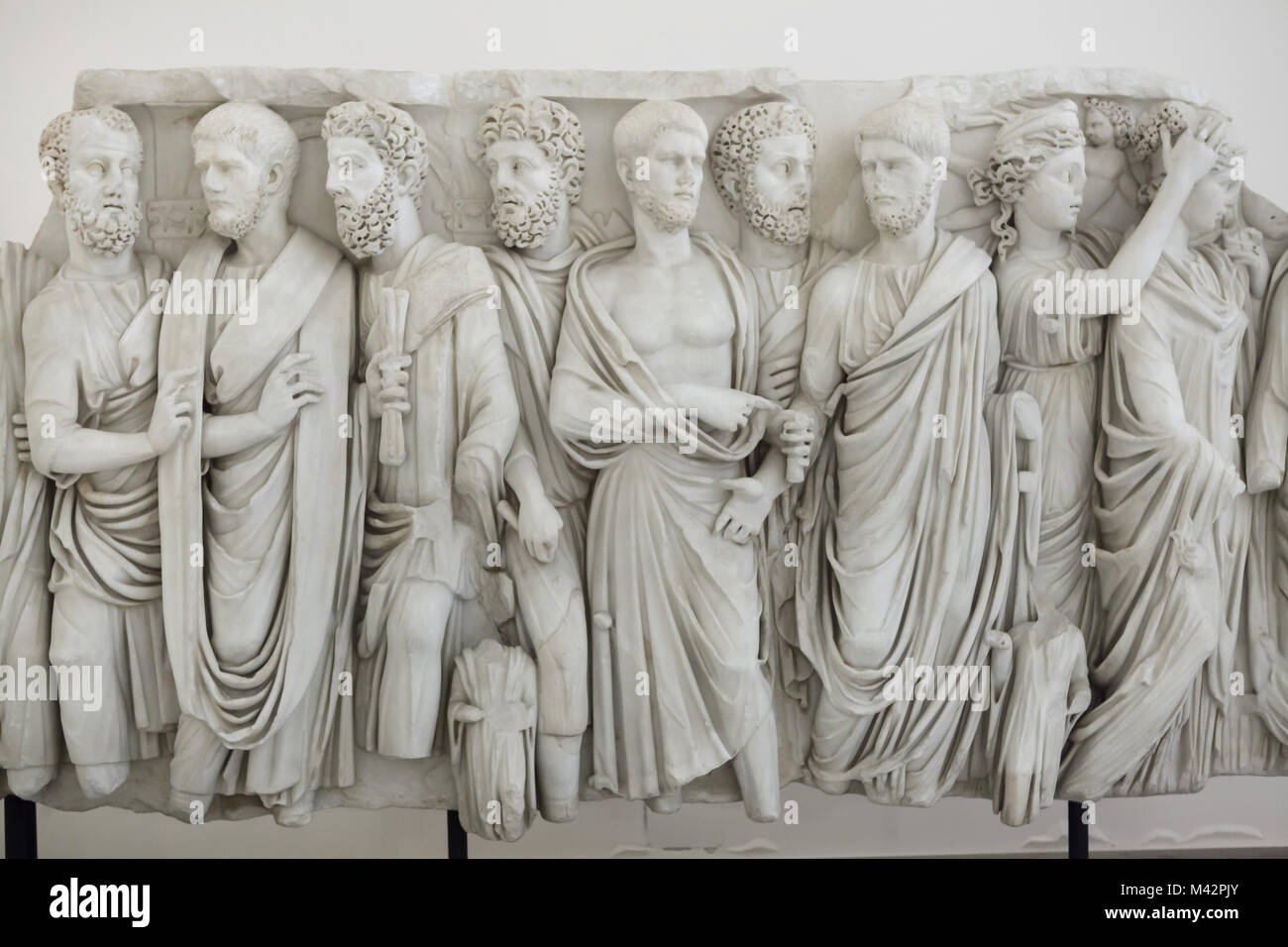 Sarcophagus with togate men and female figures, known as the Sarcophagus of the Brothers. Roman marble sarcophagus from the middle of the 3rd century AD from the Farnese Collection on display in the National Archaeological Museum in Naples, Campania, Italy. Stock Photo