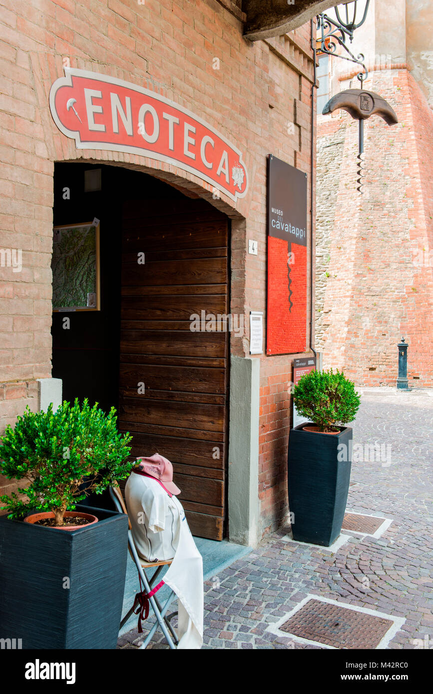 Italy, Piedmont,Cuneo district, Langhe, Wine shop and corkscrew museum in Barolo Stock Photo