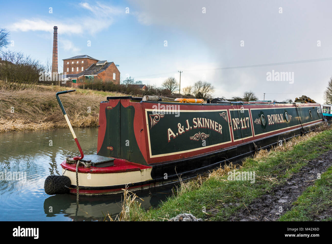 Narrowboat on the Kennet and Avon Canal with the Crofton Pumping Station (Crofton Beam Engines) in the background, Wiltshire, England, UK Stock Photo