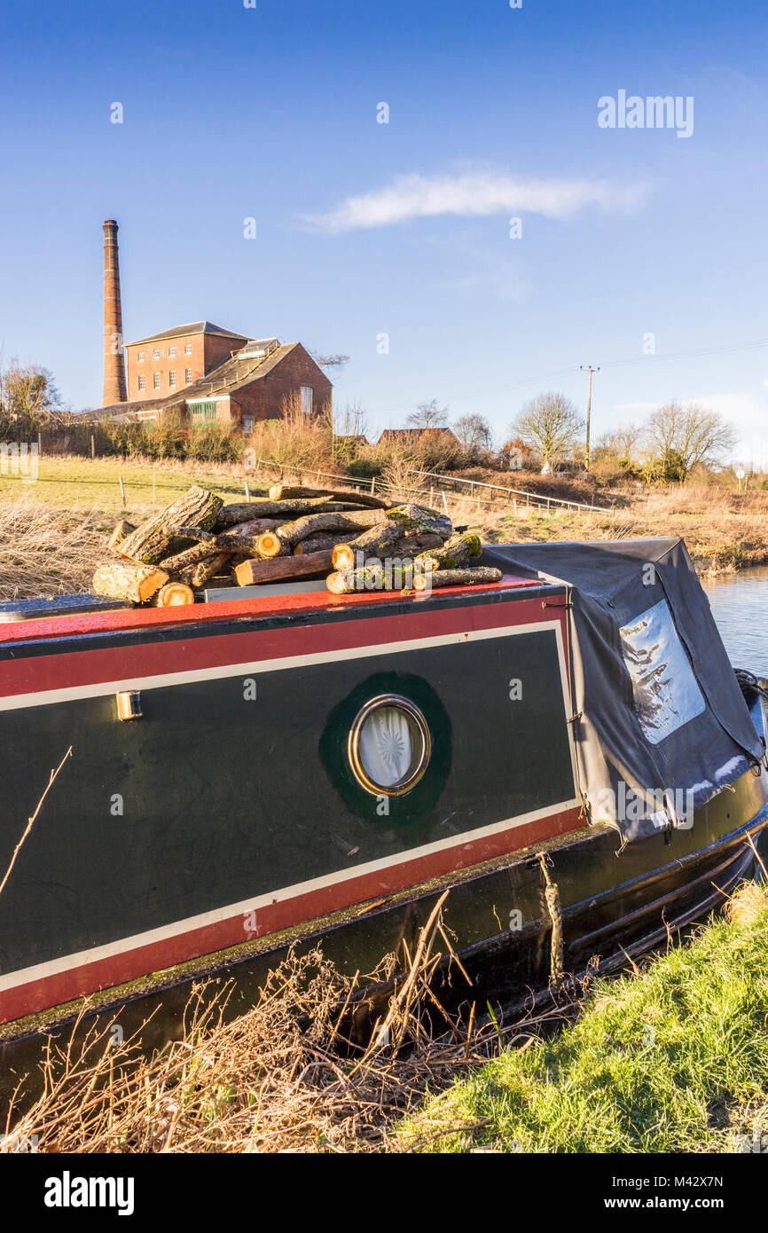 Narrowboat on the Kennet and Avon Canal during winter and the Crofton Pumping Station (Crofton Beam Engines) in the background, Wiltshire, England, UK Stock Photo