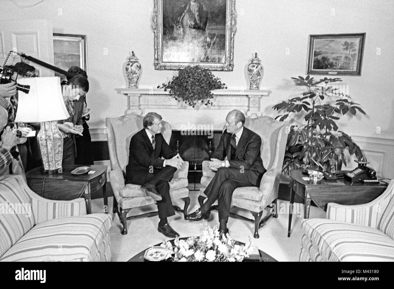 United States President Gerald R. Ford, right, meets U.S. President Elect Jimmy Carter, left, in the Oval Office of the White House in Washington, DC to discuss the transition on November 22, 1976. This is the first meeting between the two men since the Presidential debates during the campaign. Credit: Benjamin E. 'Gene' Forte/CNP Photo: Benjamin E. 'gene' Forte/Consolidated News Photos/Benjamin E. 'Gene' Forte - CNP Stock Photo