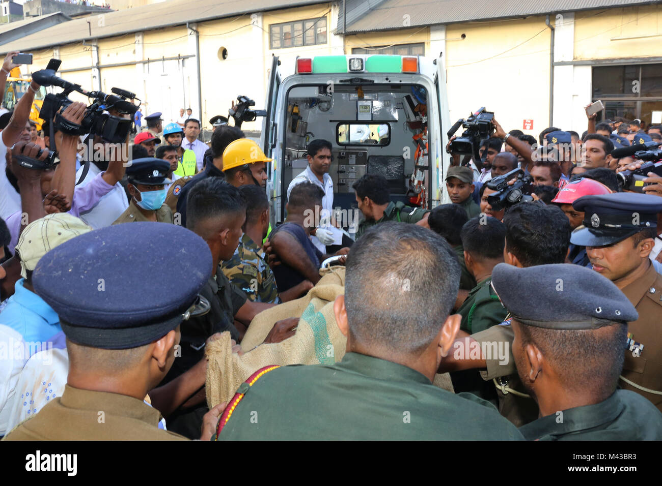 Colombo, Sri Lanka. 14th February, 2018. Sri Lankan Army personnel, firemen and rescue workers look for survivors after a building collapsed during in Colombo on 14 February 2018 Credit: Lahiru Harshana/Alamy Live News Stock Photo