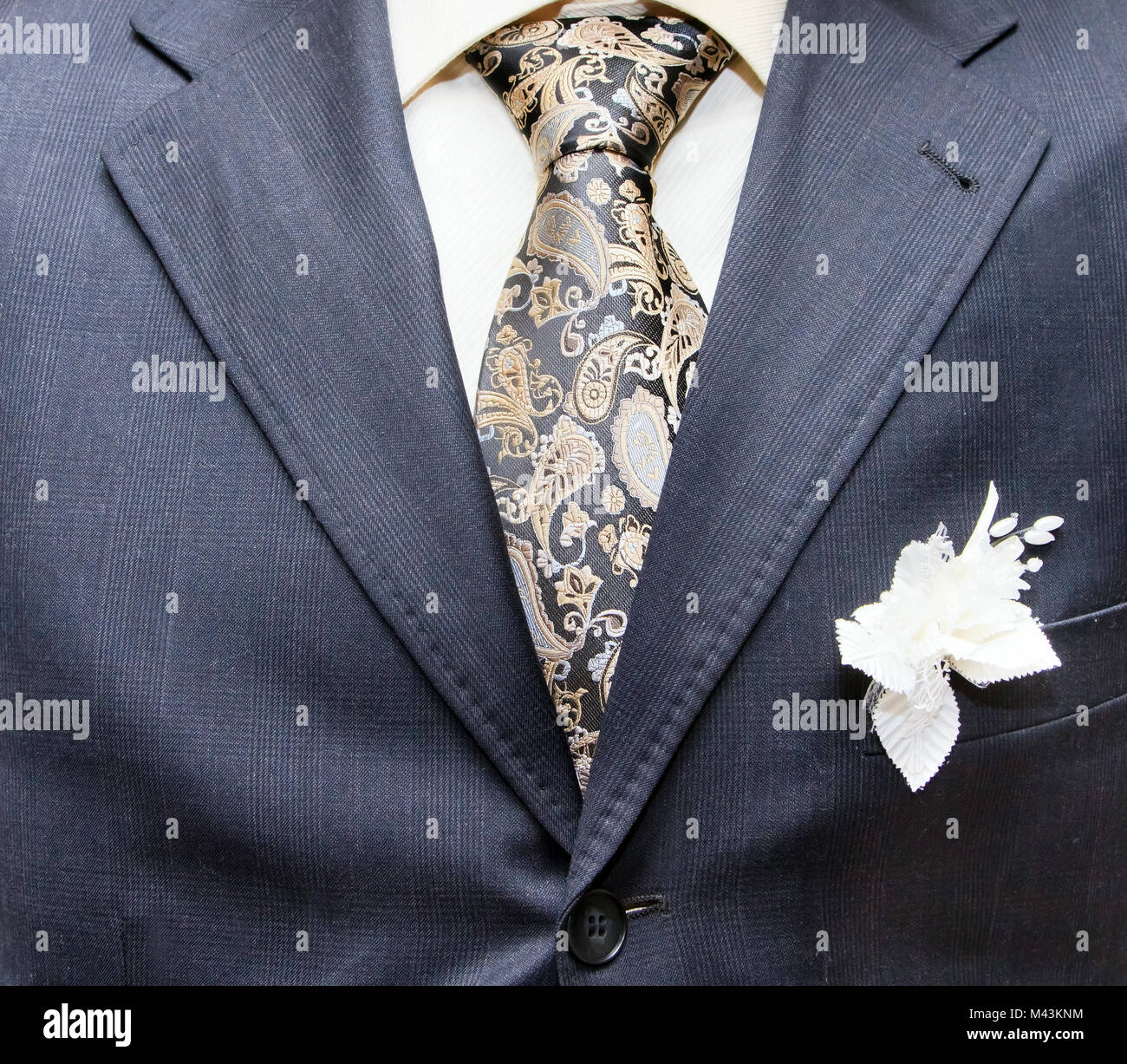 should i wear a tie for business casual