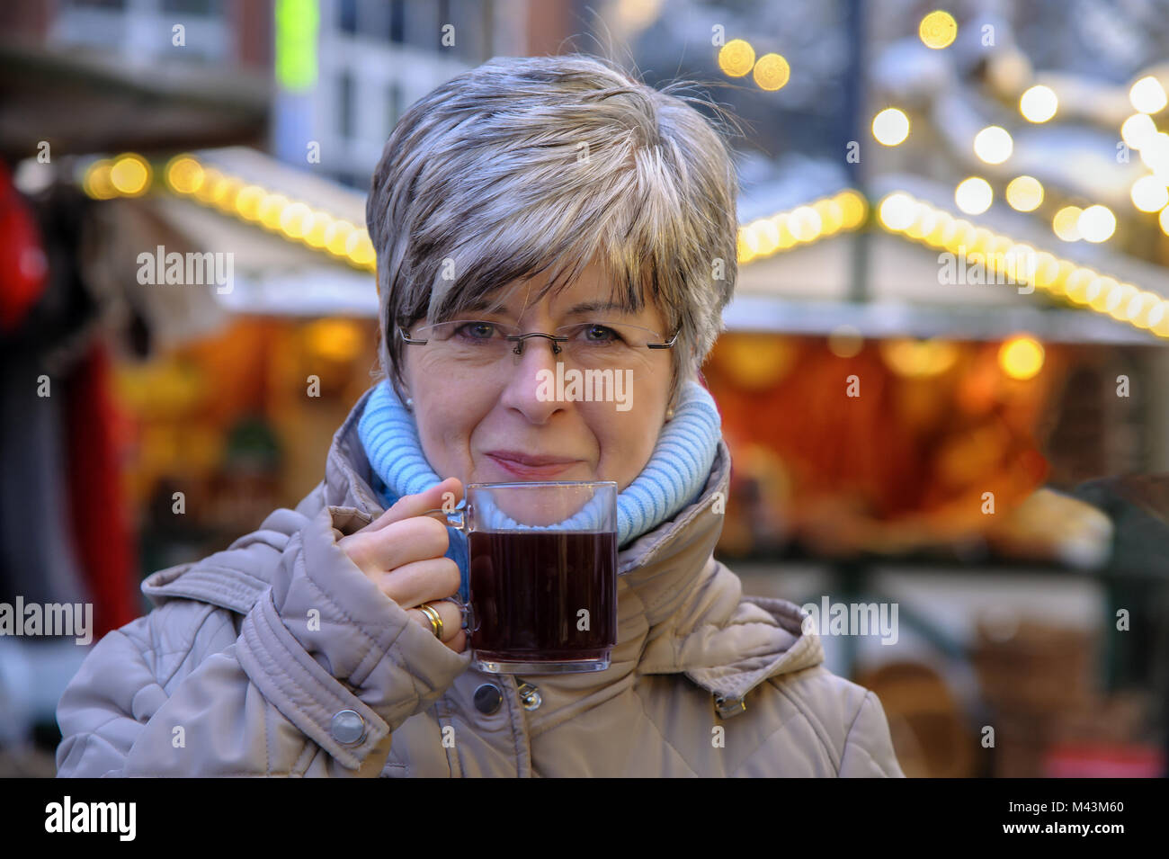 woman drinking mulled wine at the Christmas market Stock Photo