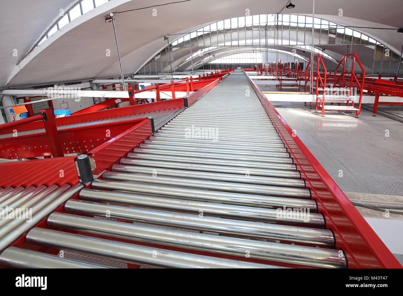 Conveyor Rollers for Sorting and Shipping in Distribution Center Stock ...