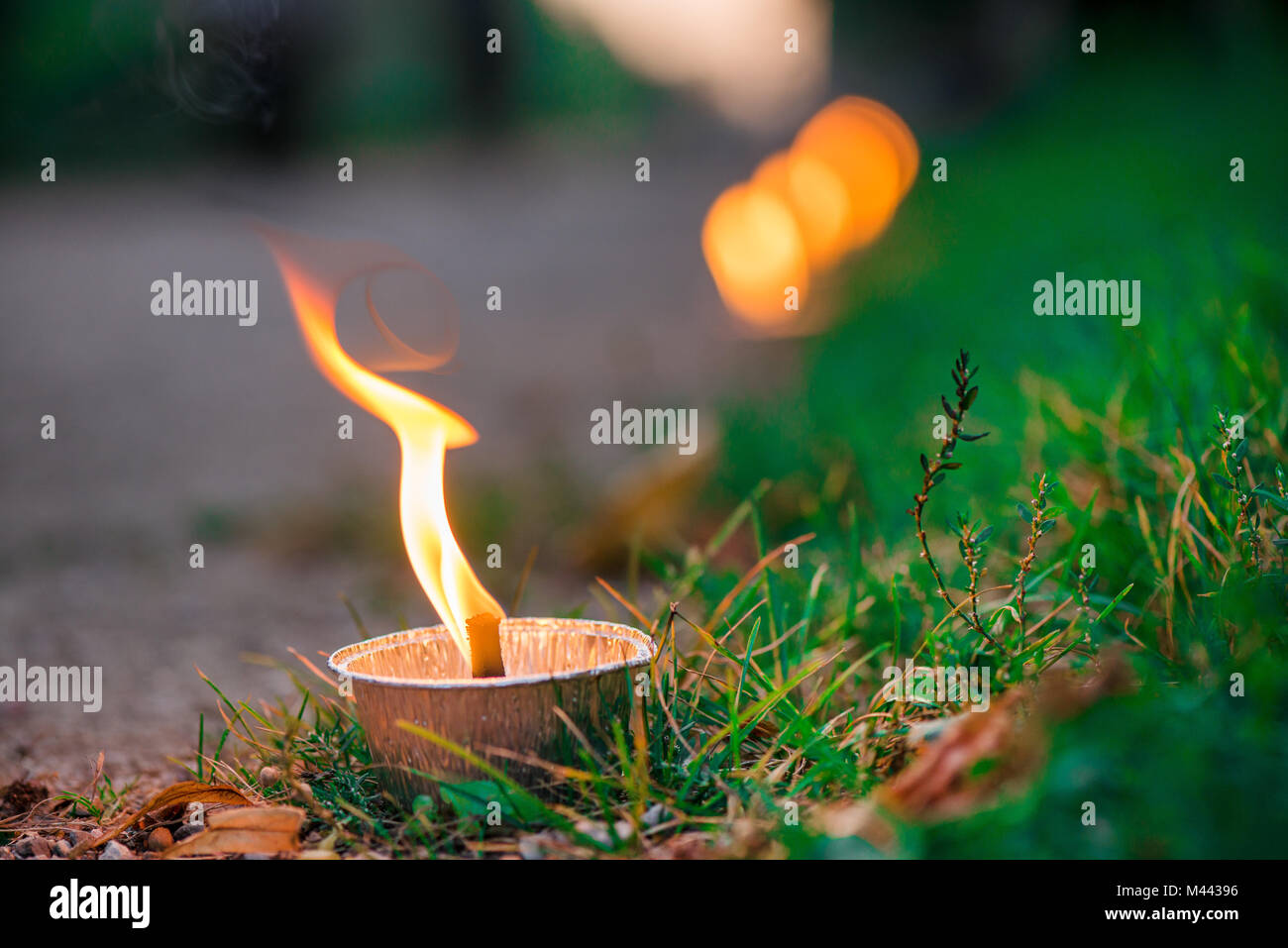 песня зажигает свечу свеча минус. читал молитву слабый голос в тишине под сводами и куполами храма. зажгите свечи текст. песня зажигает свечу свеча минус. песня зажигает свечу свеча минус.