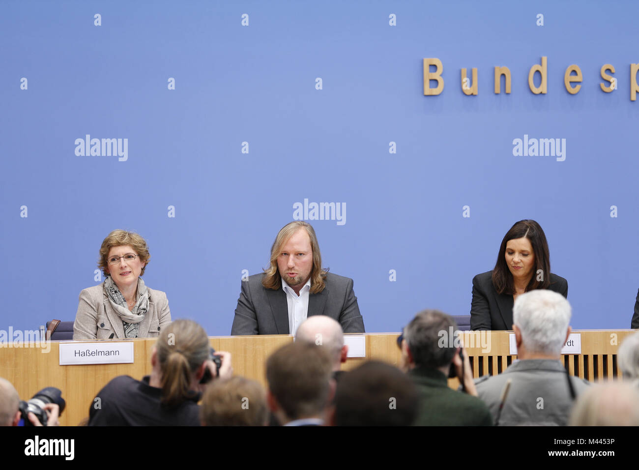 Green Press Conference Haus Der Bundespressekonferenz In Berlin