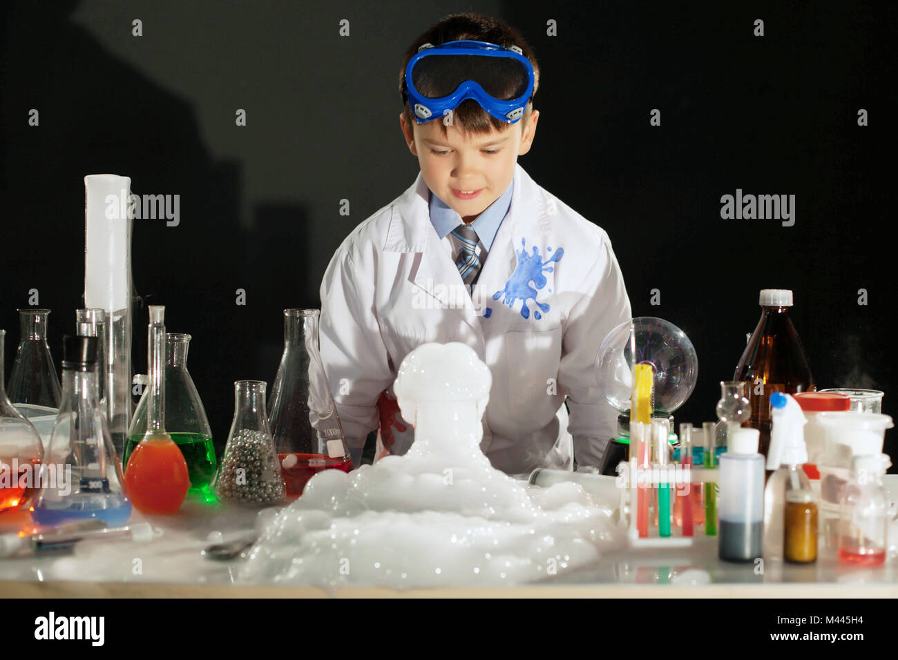 С какой целью ставят опыты. Мальчик ставит опыты. Физик Мэджик. Дети ученые атмосферные. Химики в аса.