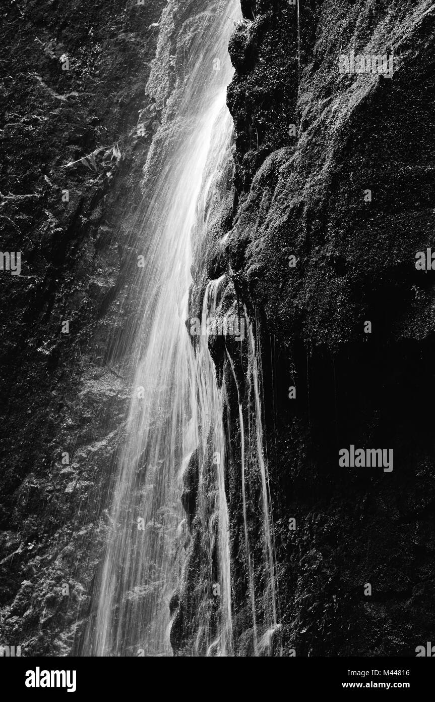 feucht und Nass Wasserfall in der Felsenschlucht Stock Photo