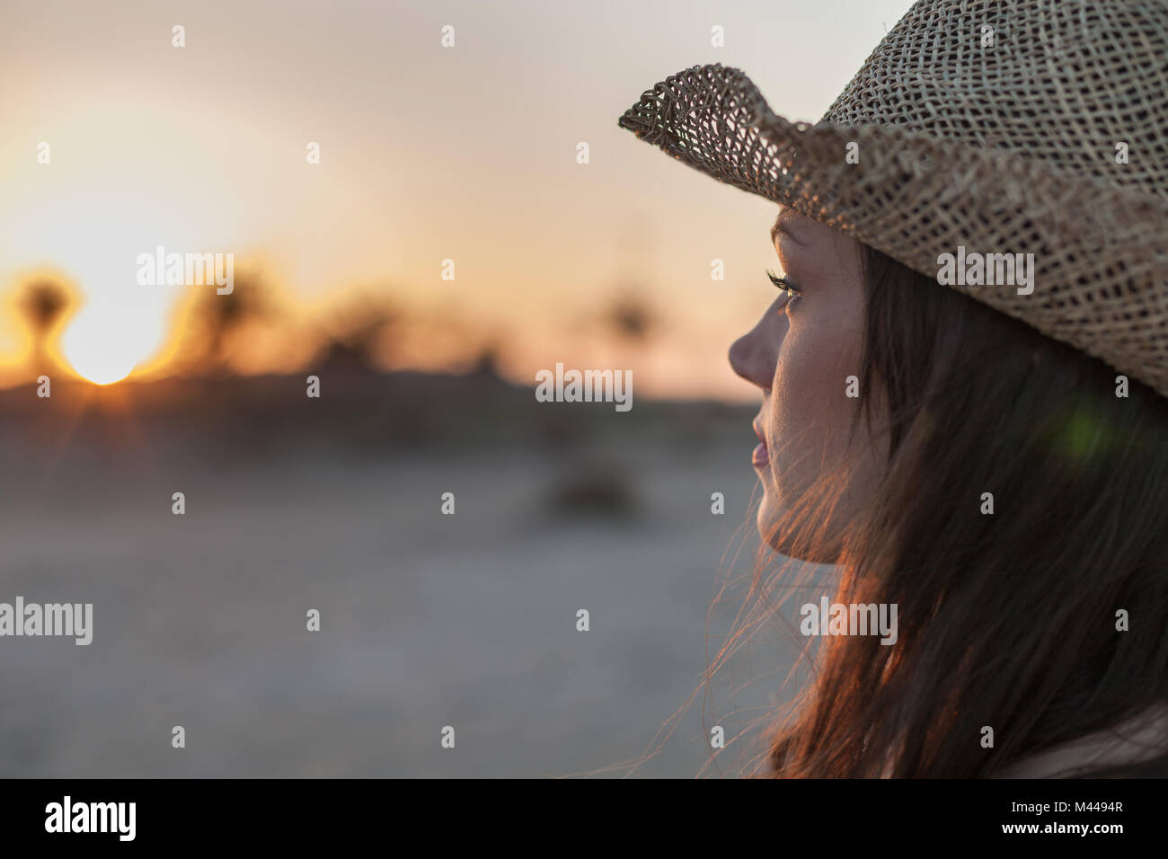 Woman with straw hat hi-res stock photography and images - Alamy