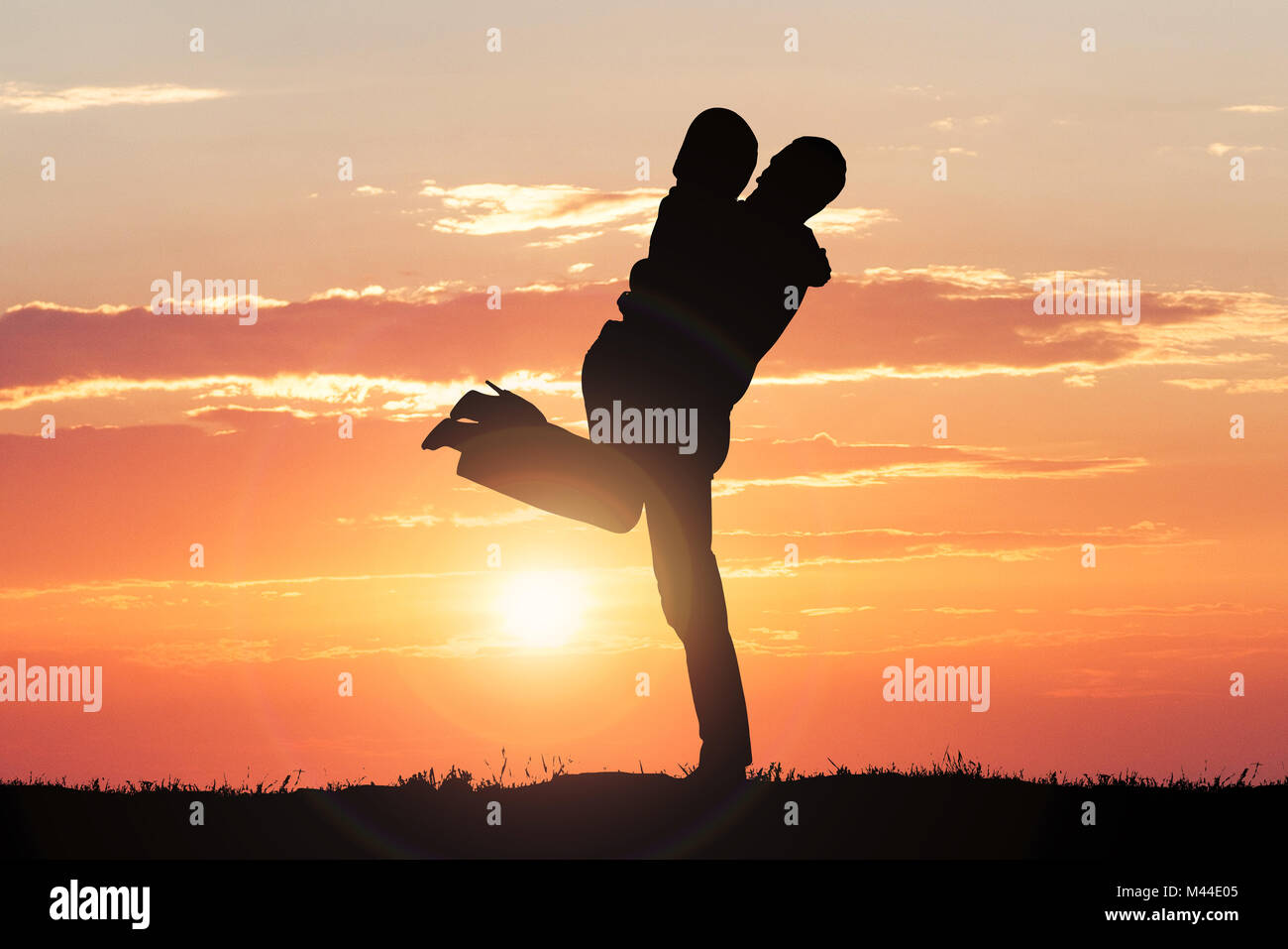 Couple embracing silhouette hi-res stock photography and images - Alamy