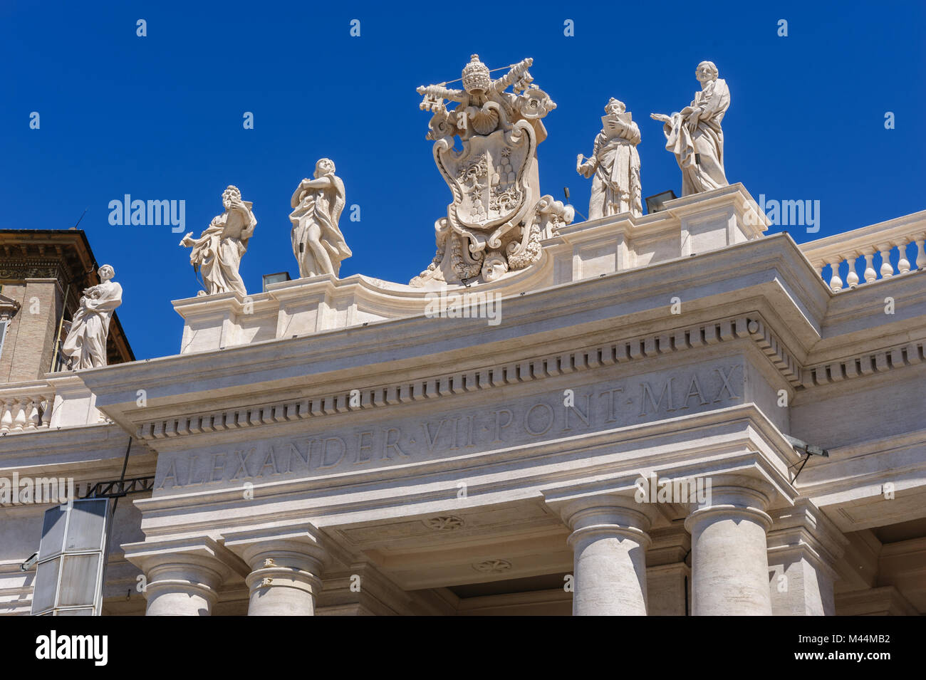 Statues on the roof hires stock photography and images Alamy
