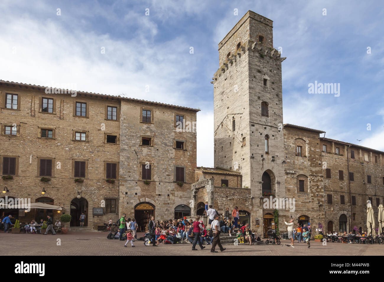 Piazza della Cisterna in San Gimignano, Tuscany Stock Photo - Alamy