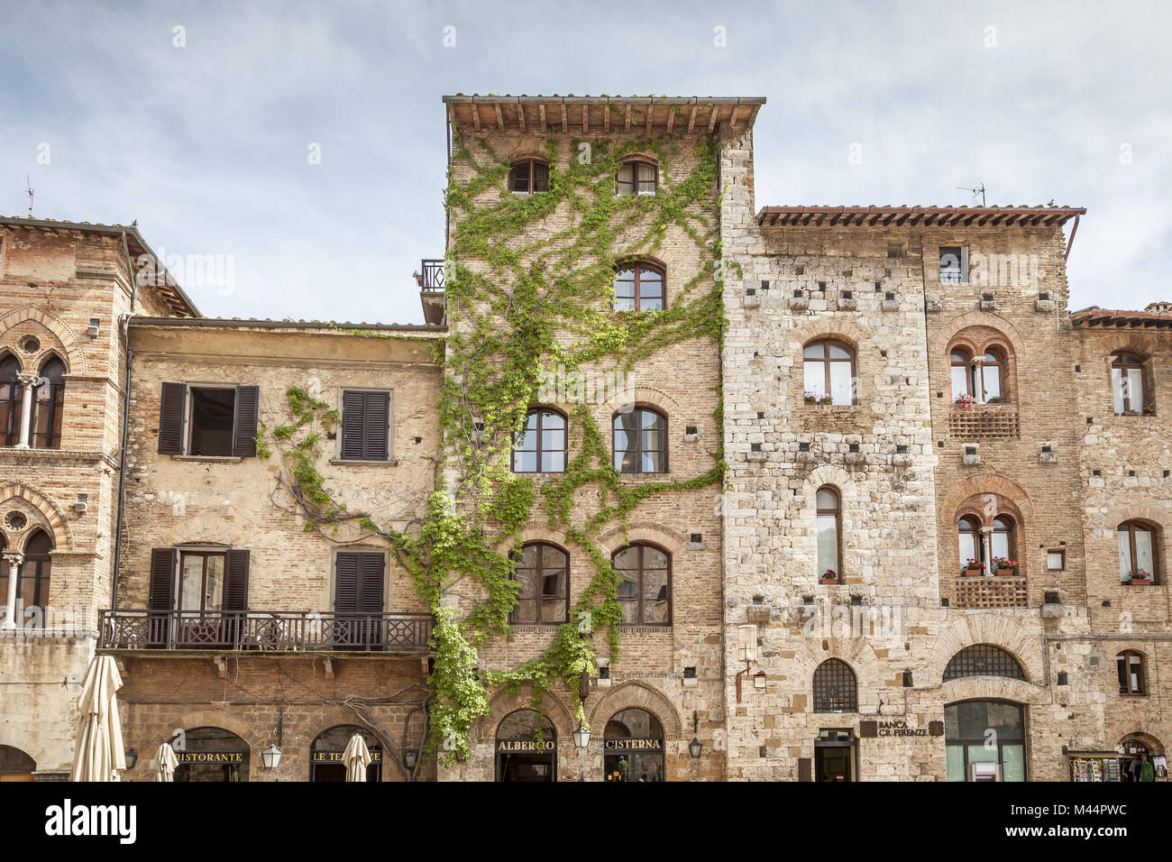 Piazza della Cisterna in San Gimignano, Tuscany Stock Photo Alamy