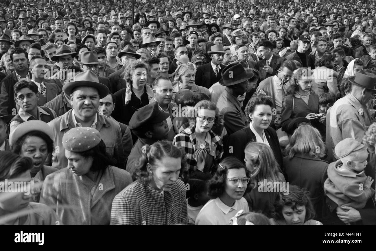 Massive crowd gathers in downtown Chicago, ca. 1948. Stock Photo