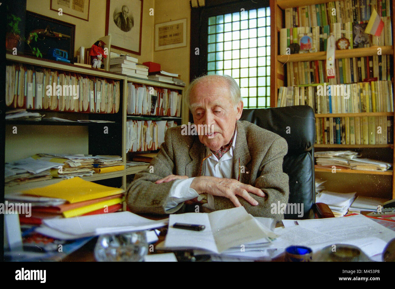 Jerzy Giedroyc, polish intellectual, the editor-in-chief of 'Kultura', in his office, 1996, Maisons-Laffitte, France. Stock Photo