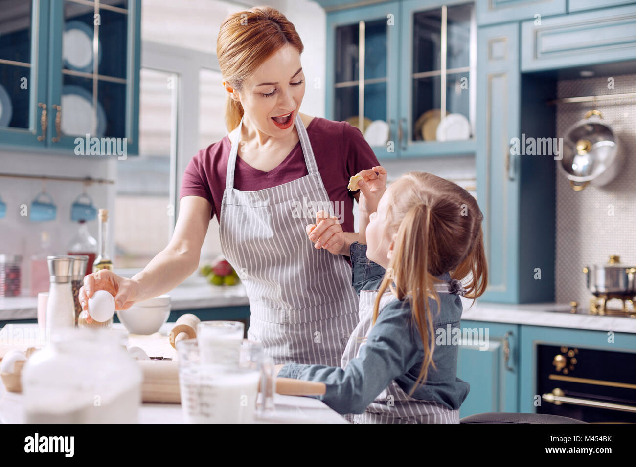 Мама будет довольна. Мама и новорожденный. Мать с ребенком. Мама будет довольна. Счастливая девушка с ребенком.