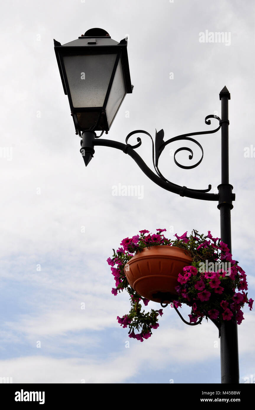 Lamp post hanging flower basket hi-res stock photography and images - Alamy