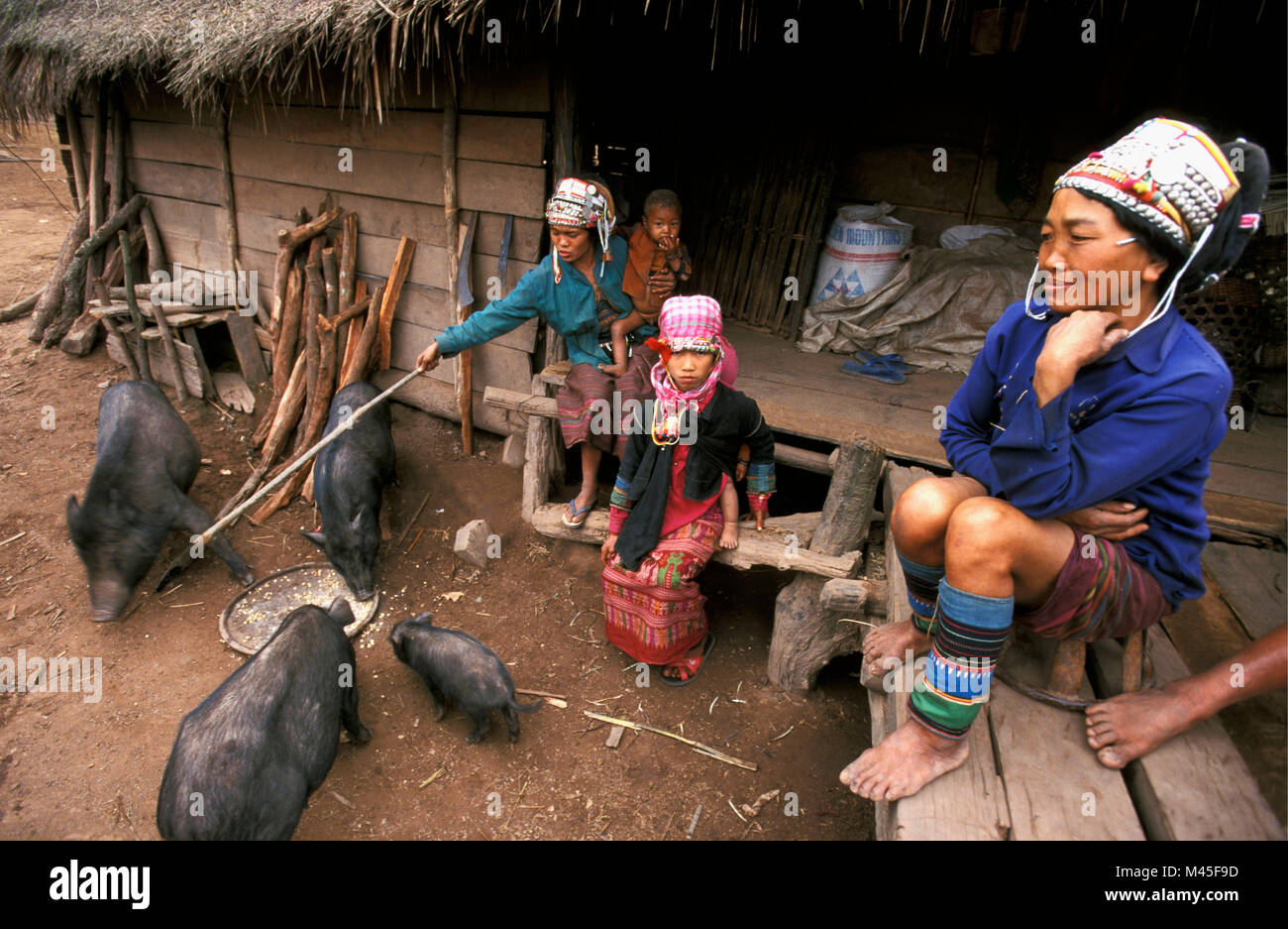 Indigenous Women With Her Children In Front Of House Hi-res Stock 