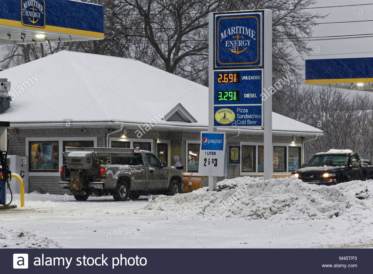 Winter Gas Station High Resolution Stock Photography and Images Alamy