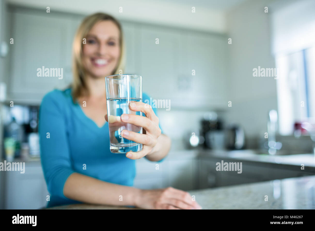 Bring a drink. пьет стакан воды. семья пьет воду. Fitness вода сладкая. Bring a drink.