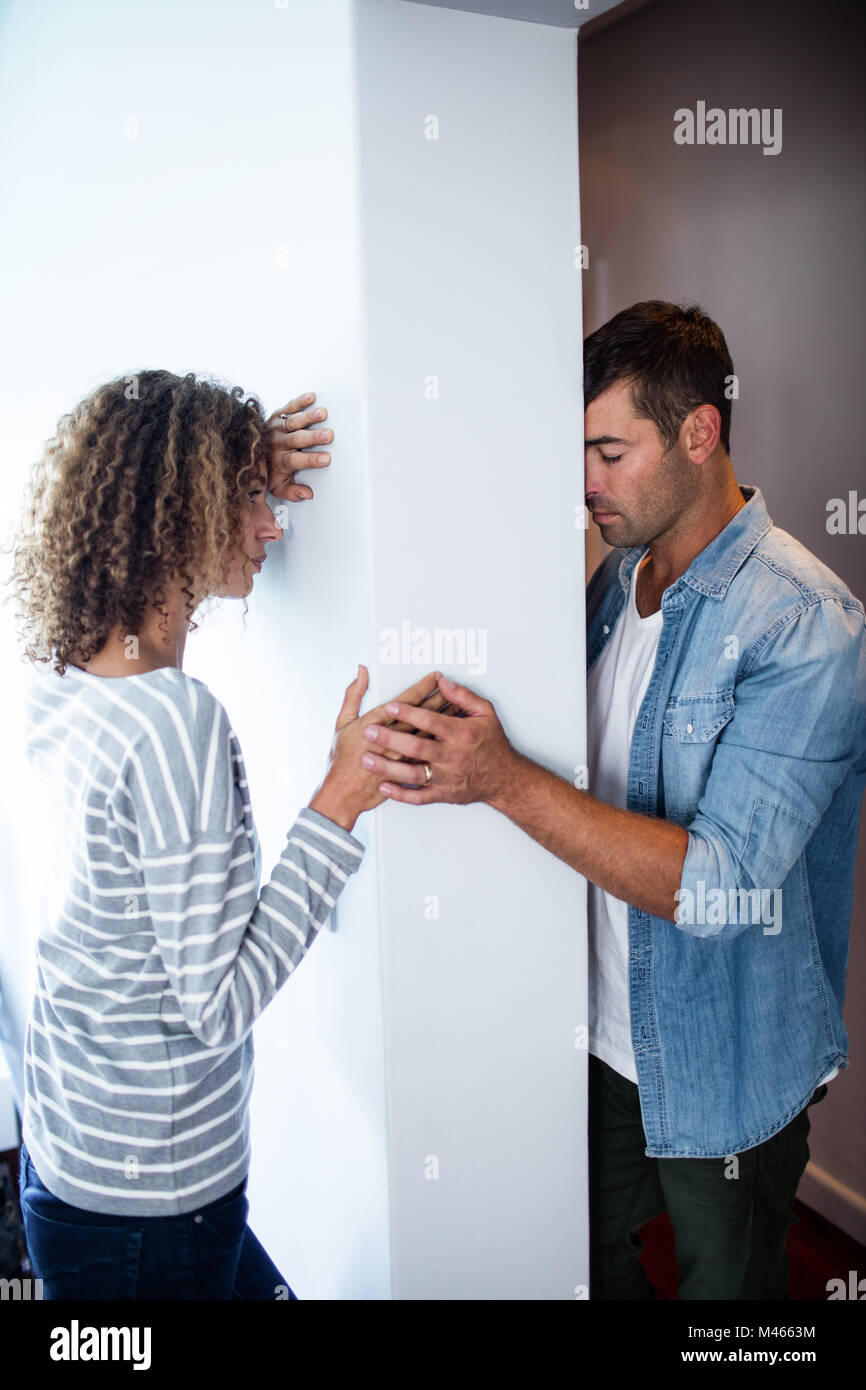 Противоположные стены друг другу. Стена между людьми. Барьер между людьми. Восточный берлин гдр стена. Был со стороны стены.