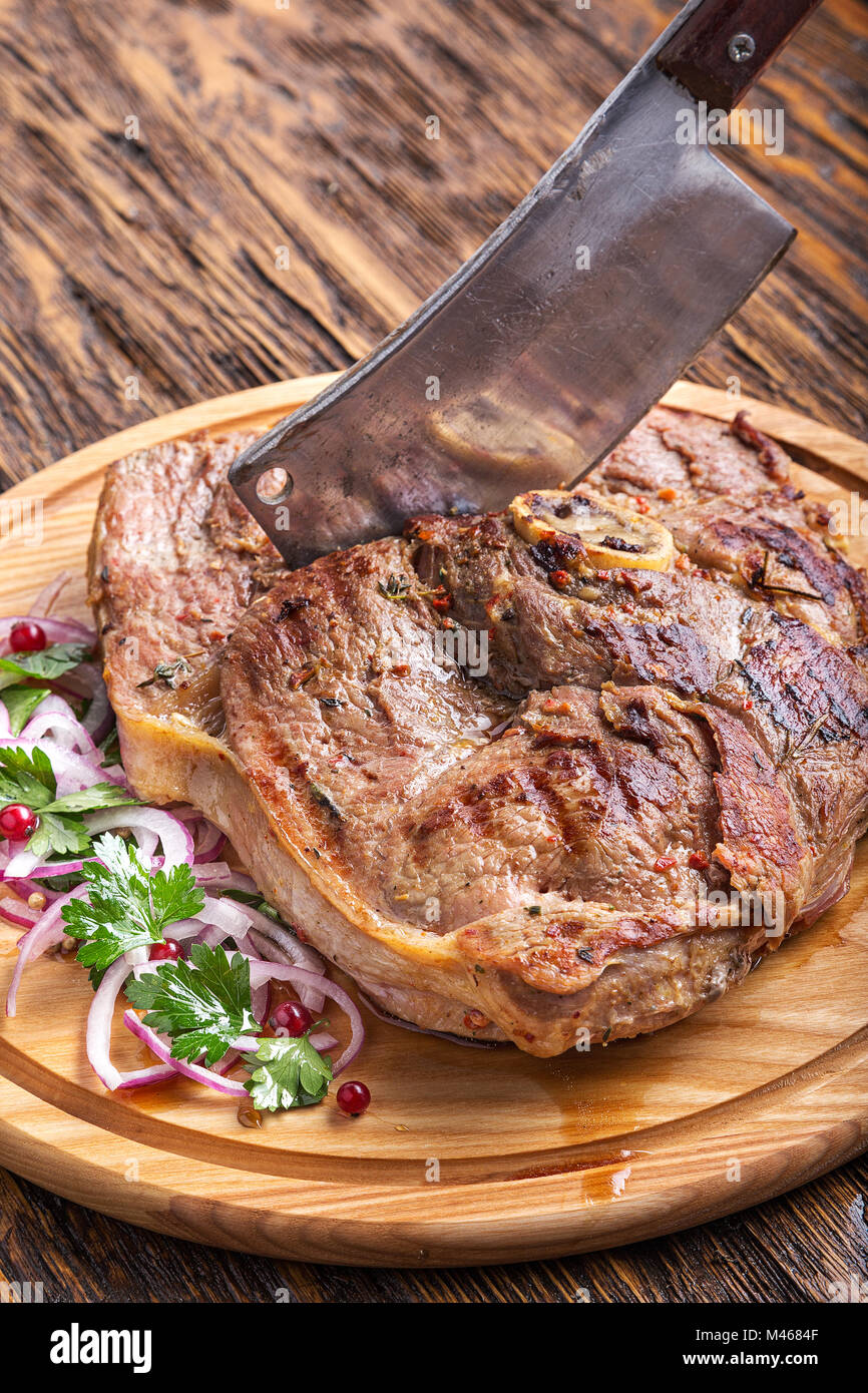 https://c8.alamy.com/comp/M4684F/medium-rare-grilled-beef-steak-ribeye-with-onion-on-cutting-board-M4684F.jpg
