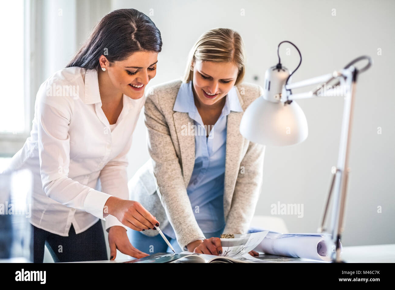 Meeting two young businesswomen hi-res stock photography and images - Alamy