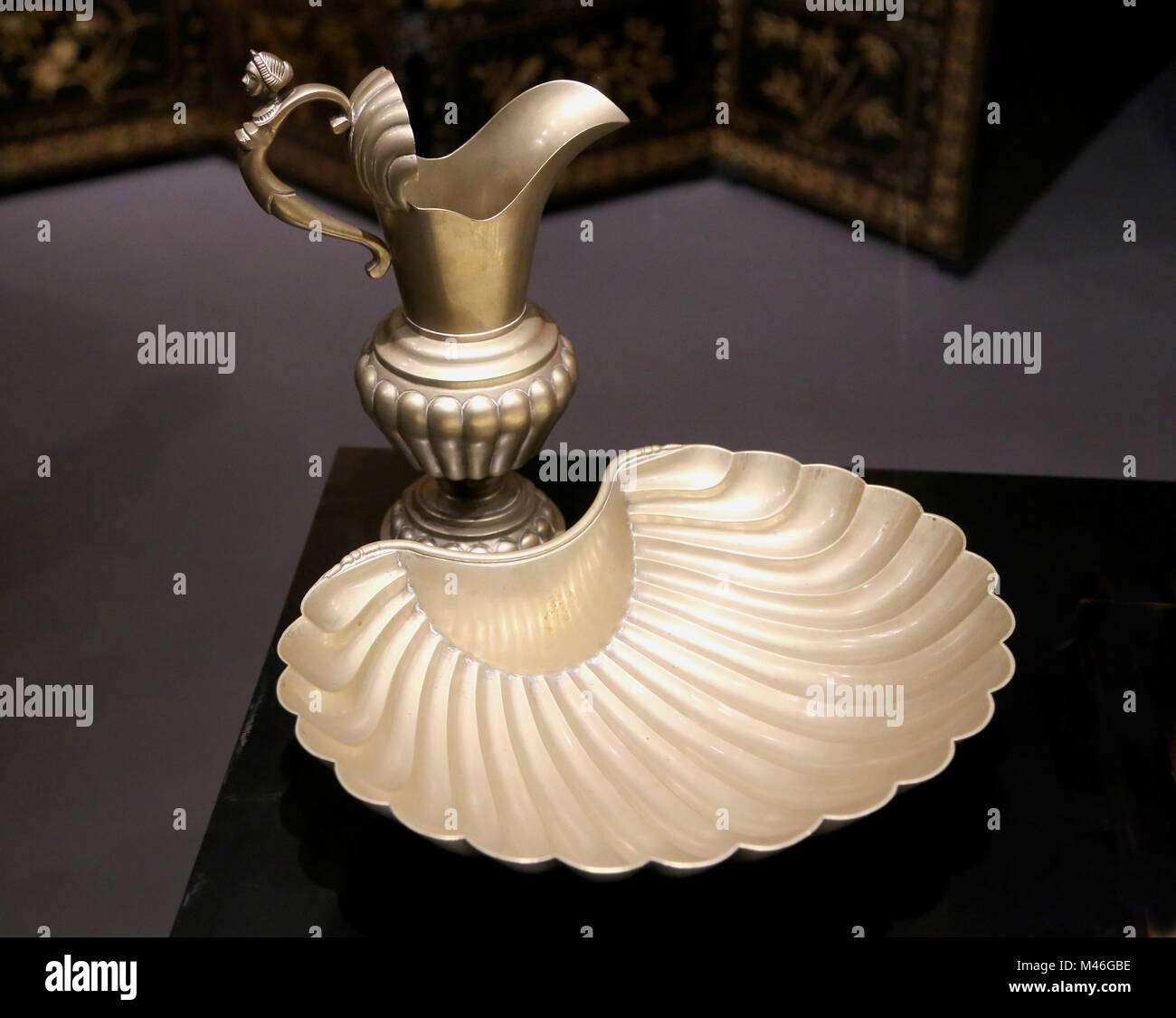 Pitcher and shaving basin (Bacia). Chiselled white metal alloy from China (paktong), 18th-19th century. Stock Photo